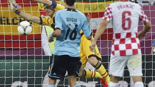Casillas parando el tiro de Pranjic Casillas parando el tiro de Pranjic
