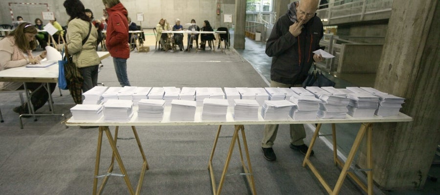 Votantes en un centro cívico de Vitoria Votantes en un centro cívico de Vitoria