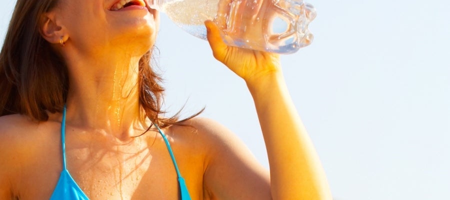 Una joven bebe agua Una joven bebe agua