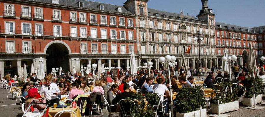 Turistas en la Plaza Mayor de Madrid Turistas en la Plaza Mayor de Madrid