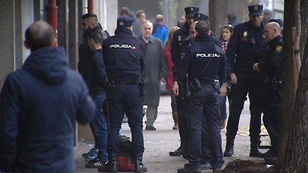 Efectivos de la Policía Nacional con algunos de los 24 detenidos en la reyerta en Madrid Río Efectivos de la Policía Nacional con algunos de los 24 detenidos en la reyerta en Madrid Río