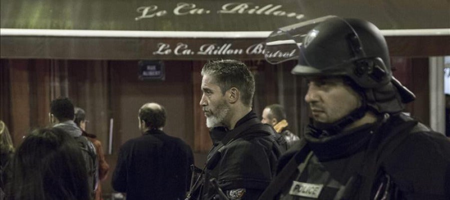 Miembros de la policía francesa en la puerta del restaurante Le Carillon, uno de los lugares del atentado Miembros de la policía francesa en la puerta del restaurante Le Carillon, uno de los lugares del atentado