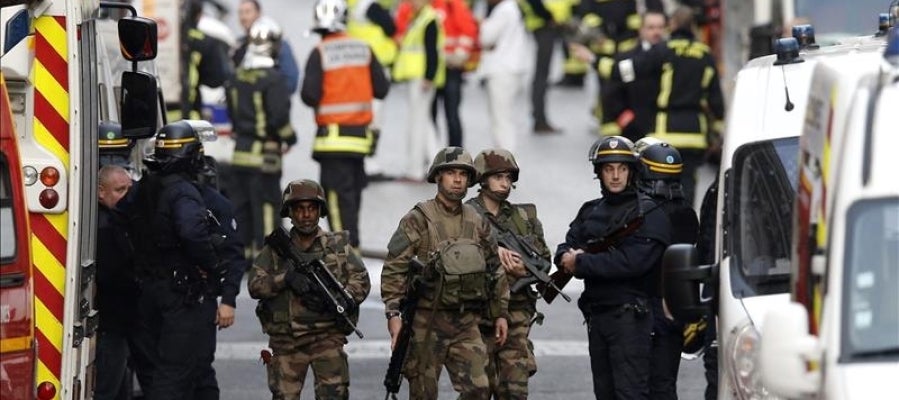 Militares durante la operación antiterrorista en Saint Denis Militares durante la operación antiterrorista en Saint Denis