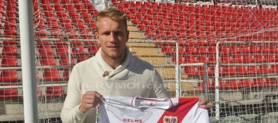 Yoel Rodríguez posa con la camiseta del Rayo Yoel Rodríguez posa con la camiseta del Rayo