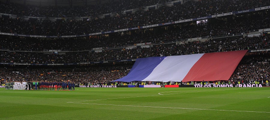 Homenaje a las víctimas de París en el Bernabéu Homenaje a las víctimas de París en el Bernabéu