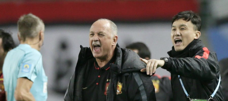 Scolari, durante el partido contra el América Scolari, durante el partido contra el América