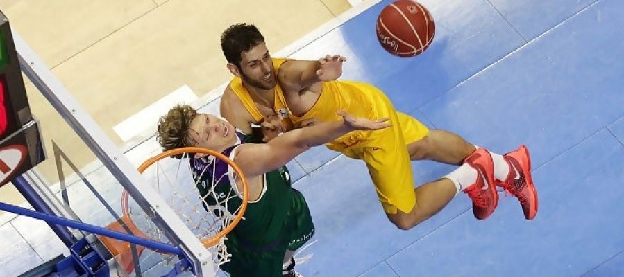 Jugadores del F.C Barcelona Lassa y Unicaja Málaga, disputan el balón Jugadores del F.C Barcelona Lassa y Unicaja Málaga, disputan el balón