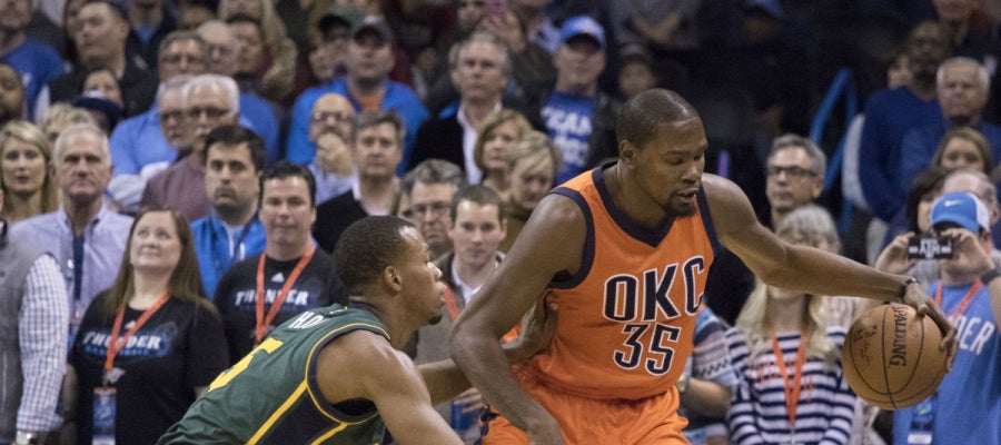 Kevin Durant intenta entrar a canasta Kevin Durant intenta entrar a canasta