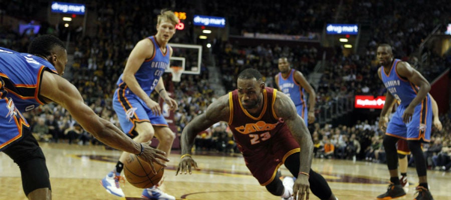 LeBron James trata de cazar un balón ante los jugadores de Oklahoma LeBron James trata de cazar un balón ante los jugadores de Oklahoma