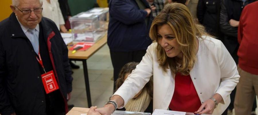 La presidenta de la Junta de Andalucía, Susana Díaz, saluda a los miembros de la mesa tras depositar su voto La presidenta de la Junta de Andalucía, Susana Díaz, saluda a los miembros de la mesa tras depositar su voto