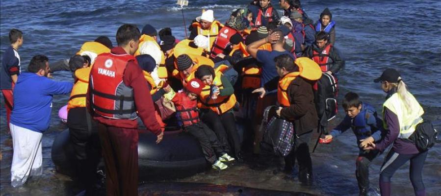 Vista de la llegada de refugiados en pateras a las costas de la isla de Lesbos, Grecia tras cruzar el mar Egeo desde Turquía. Vista de la llegada de refugiados en pateras a las costas de la isla de Lesbos, Grecia tras cruzar el mar Egeo desde Turquía.