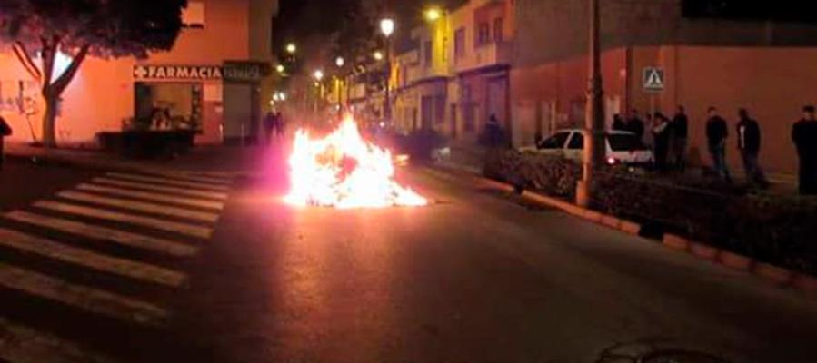 Fuegos incontrolados en el municipio de Roquetas de Mar, en Almería, provocados tras la muerte de un varón de 41 años, originario de Guinea Bissau, apuñalado durante una discusión de tráfico. Fuegos incontrolados en el municipio de Roquetas de Mar, en Almería, provocados tras la muerte de un varón de 41 años, originario de Guinea Bissau, apuñalado durante una discusión de tráfico.