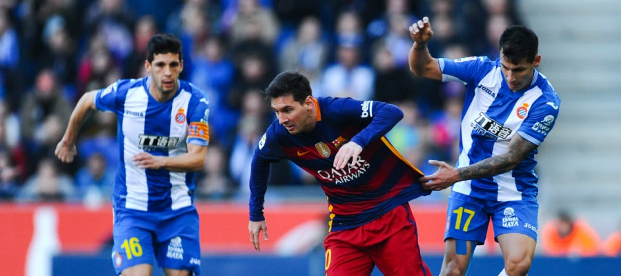 Leo Messi intenta progresar entre la defensa del Espanyol Leo Messi intenta progresar entre la defensa del Espanyol