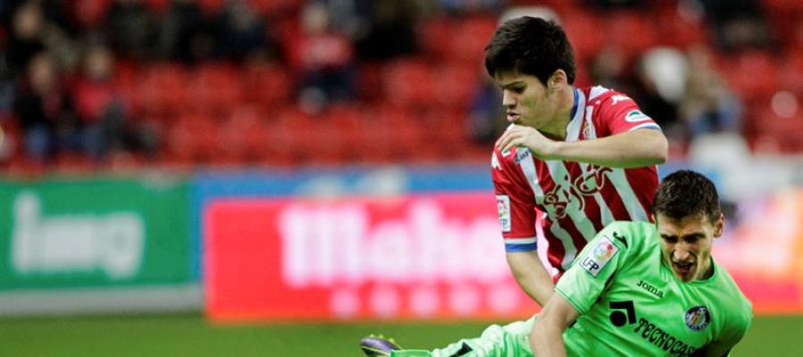 Meré pelea con Scepovic durante el partido de El Molinón Meré pelea con Scepovic durante el partido de El Molinón