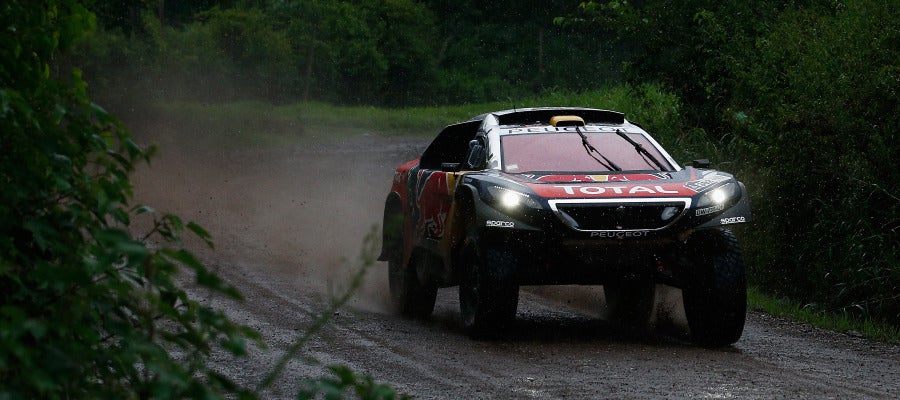 Stephane Peterhansel, a bordo de su Peugeot en el Dakar Stephane Peterhansel, a bordo de su Peugeot en el Dakar