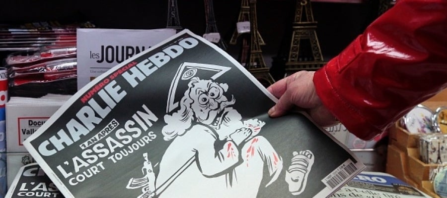 La portada de Charlie Hebdo que ha causado polémica en un quiosco La portada de Charlie Hebdo que ha causado polémica en un quiosco