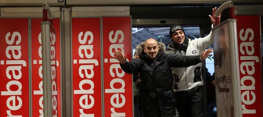 Dos hombres acceden a un Corte Inglés. Dos hombres acceden a un Corte Inglés.