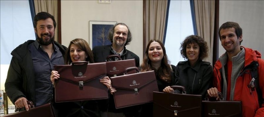 Los parlamentarios electos de En Marea posan con sus maletines oficiales, tras formalizar sus actas como diputados Los parlamentarios electos de En Marea posan con sus maletines oficiales, tras formalizar sus actas como diputados