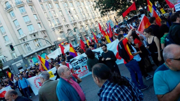 Manifestantes congregados en torno al Congreso de los Diputados