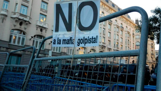 Uno de los carteles que los manifestantes han colocado en las inmediaciones del Congreso
