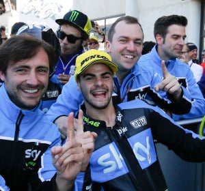 Fenati celebra con el equipo el triunfo en Le Mans