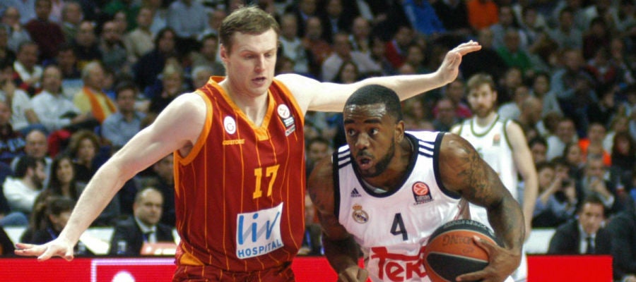 K.C. Rivers intenta penetrar a canasta en un partido con el Madrid K.C. Rivers intenta penetrar a canasta en un partido con el Madrid