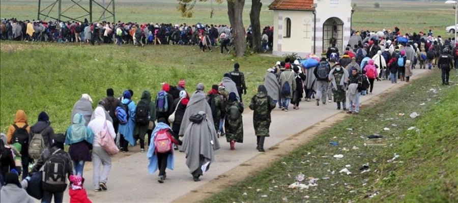 Refugiados se dirigen a centros de acogida en la frontera con Croacia en Rigonce (Eslovenia) Refugiados se dirigen a centros de acogida en la frontera con Croacia en Rigonce (Eslovenia)
