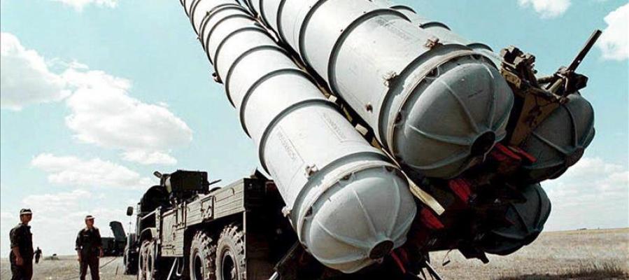 Fotografía de archivo tomada en 1996 que muestra misiles antiaéreos rusos S-300 Fotografía de archivo tomada en 1996 que muestra misiles antiaéreos rusos S-300