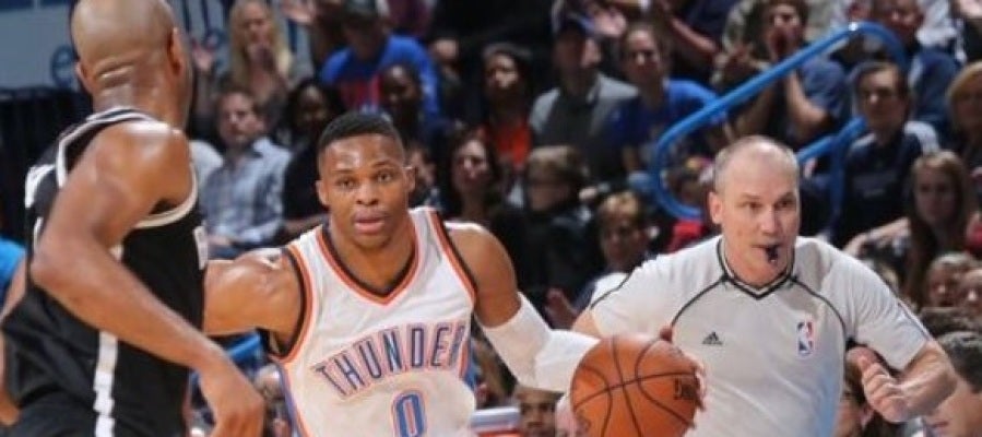 Kevin Durant encara a su defensor en una acción ofensiva Kevin Durant encara a su defensor en una acción ofensiva