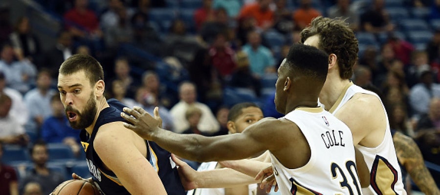 Marc Gasol intenta anotar ante la defensa de los Pelicans Marc Gasol intenta anotar ante la defensa de los Pelicans