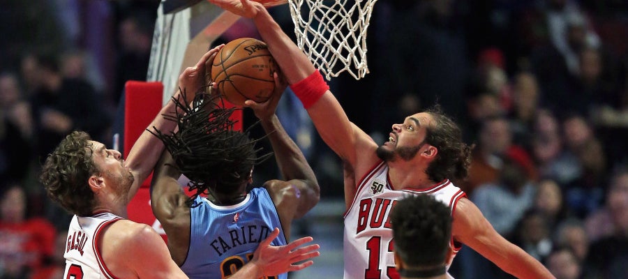 Pau Gasol y Noah intentan taponar a Faried en su entrada a canasta Pau Gasol y Noah intentan taponar a Faried en su entrada a canasta