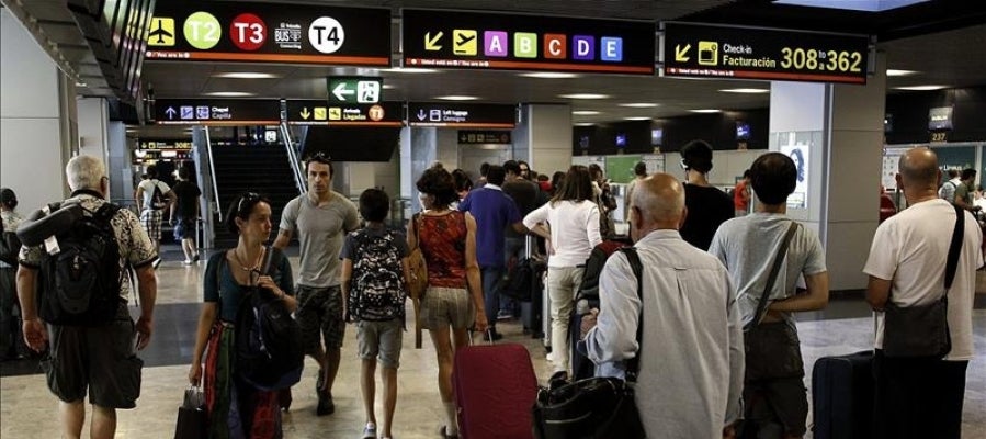 Tráfico denso de viajeros y maletas en el aeropuerto Adolfo Suárez-Barajas, en Madrid Tráfico denso de viajeros y maletas en el aeropuerto Adolfo Suárez-Barajas, en Madrid