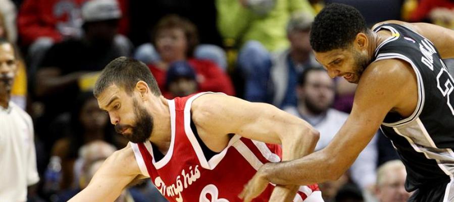 Marc Gasol postea ante la defensa de Tim Duncan Marc Gasol postea ante la defensa de Tim Duncan