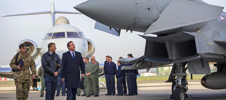 El primer ministro británico, David Cameron, junto a miembros del RAF El primer ministro británico, David Cameron, junto a miembros del RAF