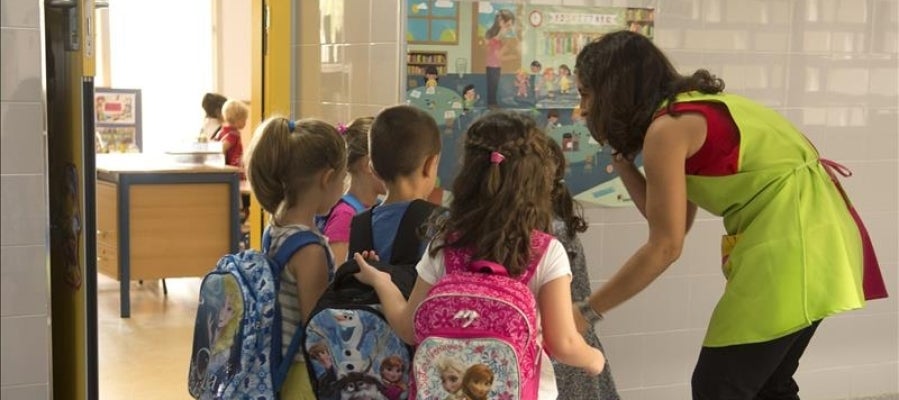 Varios niños entran al colegio Varios niños entran al colegio