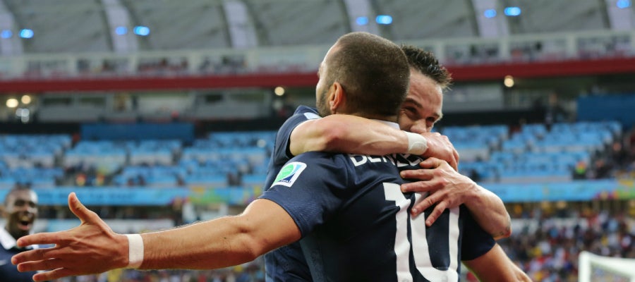 Valbuena celebra un gol con Benzema Valbuena celebra un gol con Benzema