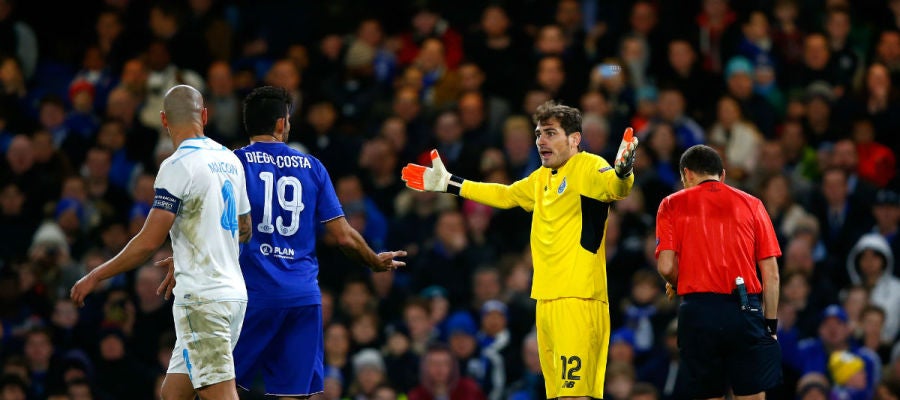 Casillas pide explicaciones a Diego Costa tras una jugada Casillas pide explicaciones a Diego Costa tras una jugada