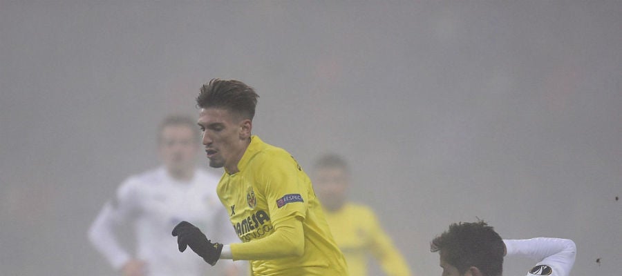 Samuel Castillejo pelea por un balón Samuel Castillejo pelea por un balón