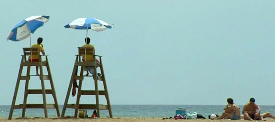 Playa de Murcia con socorristas. Playa de Murcia con socorristas.