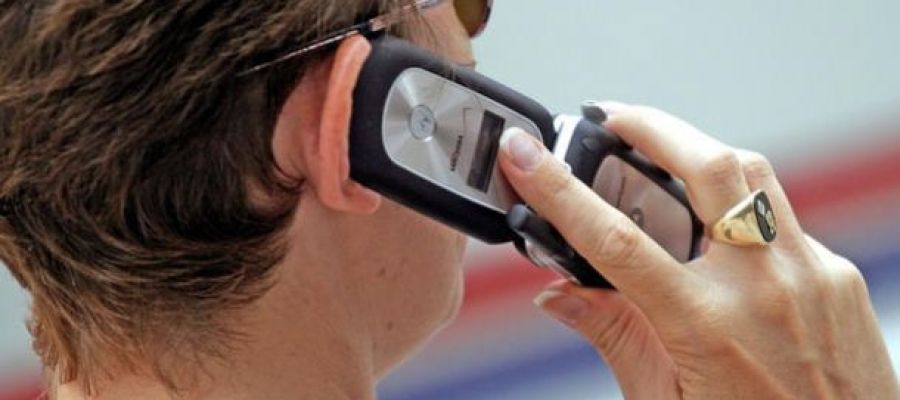 Un hombre habla por su teléfono móvil. Un hombre habla por su teléfono móvil.