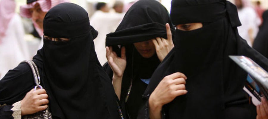 Mujeres saudíes pasean por la calle Mujeres saudíes pasean por la calle
