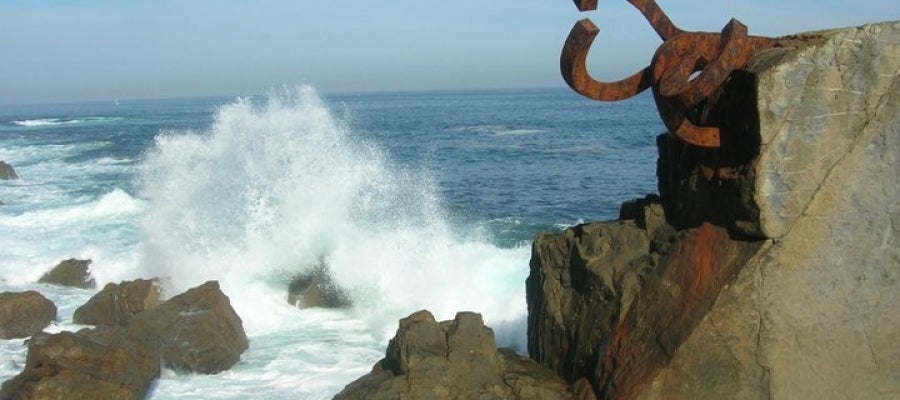 El peine del viento se encuentra en la playa de Ondarrera, en San Sebastián El peine del viento se encuentra en la playa de Ondarrera, en San Sebastián