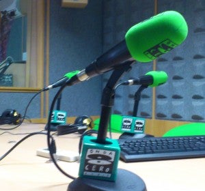 Micrófonos de Onda Cero en un estudio Micrófonos de Onda Cero en un estudio