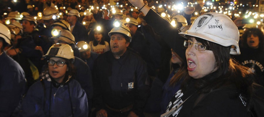 Equipados con sus monos de trabajo, cascos y luces, los mineros han protestado contra los recortes en el sector. Equipados con sus monos de trabajo, cascos y luces, los mineros han protestado contra los recortes en el sector.