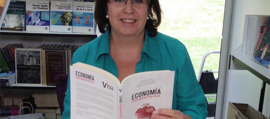 Olvido Macías firmando ejemplares en la feria del libro Olvido Macías firmando ejemplares en la feria del libro