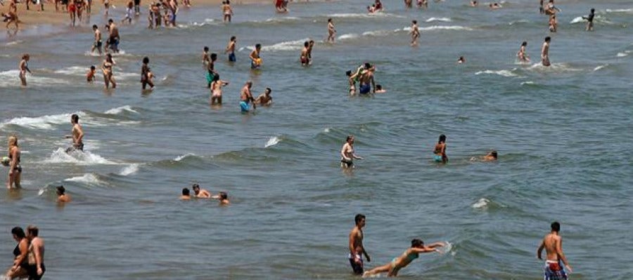 Un gran número de personas se acercaron a la playa de la Malvarrosa en Valencia Un gran número de personas se acercaron a la playa de la Malvarrosa en Valencia