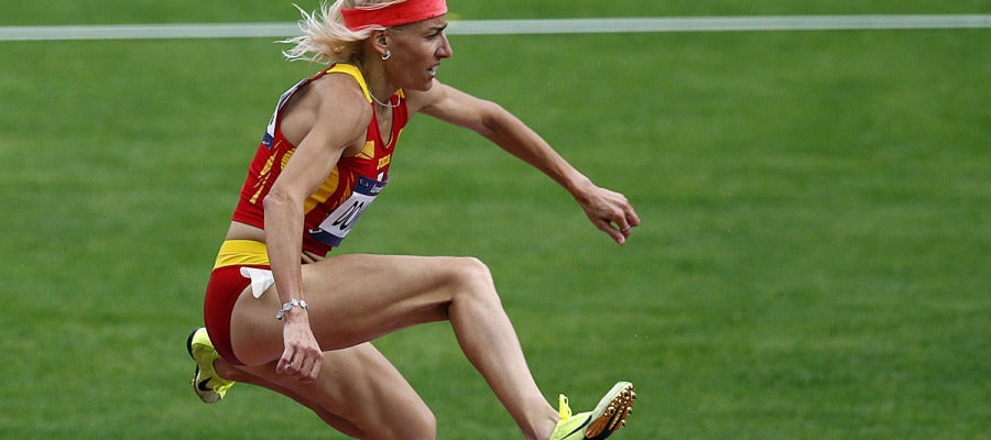 Marta Domínguez supera una barrera en la carrera de 3.000 obstáculos Marta Domínguez supera una barrera en la carrera de 3.000 obstáculos