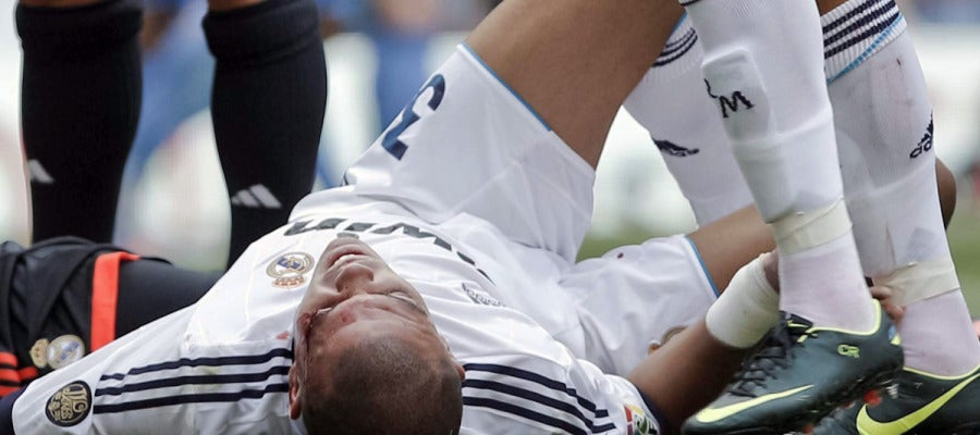 Pepe es trasladado a un hospital tras sufrir un choque con Iker Casillas Pepe es trasladado a un hospital tras sufrir un choque con Iker Casillas