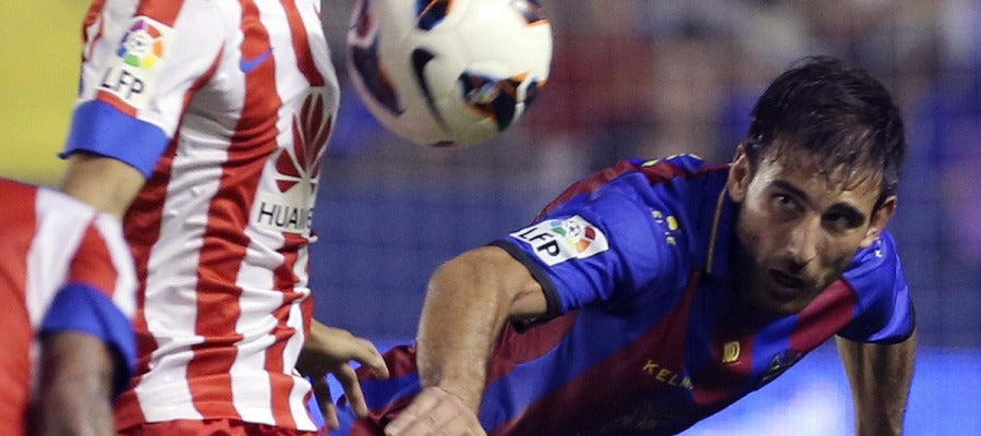 Óliver Torres controla un balón con el pecho Óliver Torres controla un balón con el pecho