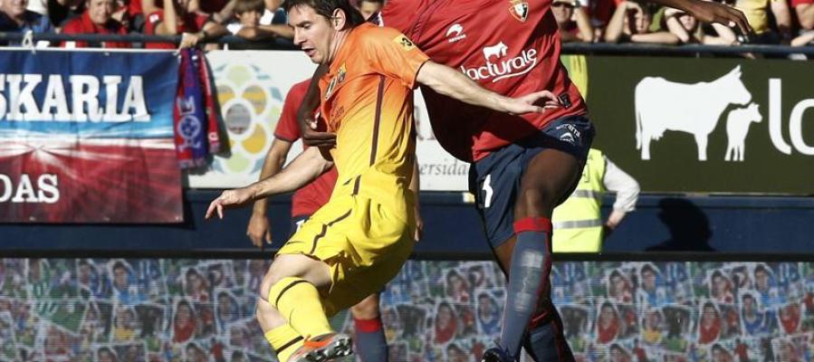 Messi disputa un balón con Loé Messi disputa un balón con Loé